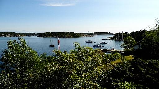DSCI0382.JPG - Ganz allein sind wir her zwar nicht - Merdoey ist wohl so eine Art "Strandbad Wannsee" fuer die Arendaler- aber es sieht doch trotzdem idyllisch aus.