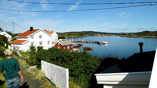 DSCI0391.JPG - Auf der Insel wird auch gewohnt. Aber sehr beschaulich. Mehrmals taeglich kommt eine kleine Faehre. Es ist eine schoene Sommerinsel - wenn das Wetter dazu passt, wie heute.