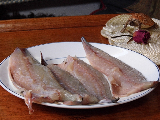 DSCI0479.JPG - Ja, und das ist die erste Rate von Nickys "Makrelen-Rally", die nun in die Pfanne kommen. Sieht gut aus, gelle. Frischer kann man Fisch nicht bekommen.