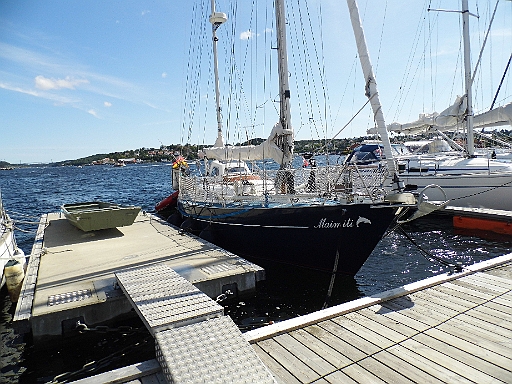 DSCI0487.JPG - Und schliesslich verlassen wir unseren Ankerplatz nach 3 Naechten. Allerdings mit Problemen: Die Batterie ist leer, warum auch immer und der Anker muss von Hand hochgewinscht werden. Wir haben Glueck und finden trotz der fruehen Stunde im Arendaler Yachthafen sofort einen Liegeplatz.