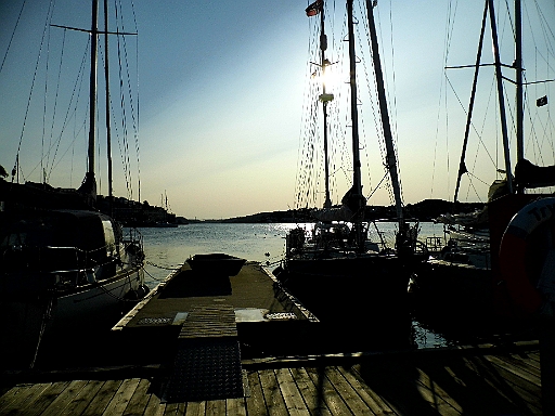 DSCI0503.JPG - Ein neuer Morgen in Arendal. Der Tag verspricht schoen zu werden, aber nach dem Check des Wetterberichtes wissen wir, dass dies ein leeres Versprechen ist. Es gibt eine Galewarnig fuer den gesamten Kuestenabschnitt und daher wird der Hafen schnell noch voller, als voll. Am Nachmittag ist es dann auch soweit. Boen bis 8 Bft. aus SW fegen durch den Hafen