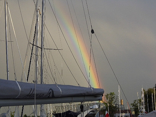 DSCI0300.JPG - "Murhy" hat uns bislang schon ganz ordentlich geaergert. Sollte dieser schoene Regenbogen ein Zeichen dafuer sein, dass nun Schluss ist, mit den Pannen?