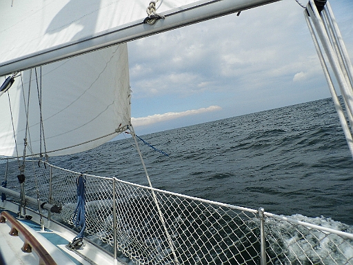 DSCI0361.JPG - Endlich auf der Ostsee. Mit schoener Fahrt und vollen Segeln geht es Richtung Lohme.
