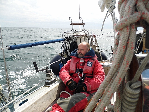 DSCI0366.JPG - Der Skipper beginnt endlich, den Alltagsmuell abzuwerfen und freut sich still ueber das Rauschen der Bugwelle, die sanften Bewegungen des Schiffes und ueberhaupt ueber Alles....