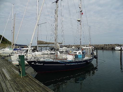 DSCI0369.JPG - Da sind wir wieder in Lohme. Diesmal wird der Hafen seinem negativen Image, ein nicht besonders gut "duftender" Hafen zu sein, gerecht. Auch das Anlegen war etwas chaotisch. Bei einer Schauerboe aus Wesgt, also genau von der Seite, in die riesen Boxen zu fahren und an den viel zu grossen Dalben fest zu machen, ist mit einem Schiff unserer Groesse nicht ganz einfach.
