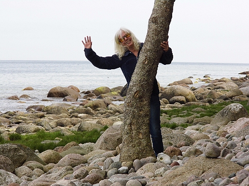 DSCI0386.JPG - Auf jeden Fall hat sie gute Laune. Schliesslich sind wir auf der "Jagd" nach interessanten Steinchen. Wir haben ja auch noch nicht genug davon (aus den Jahren vorher....)