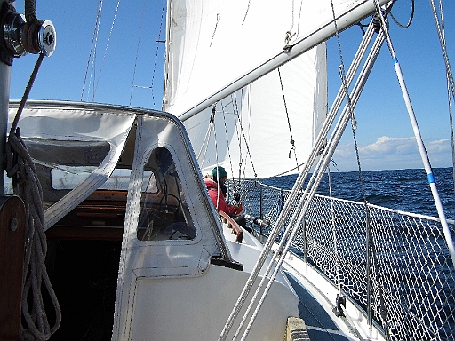 DSCI0406.JPG - Und endlich geht es weiter. Das Wetter ist, wie man sieht, super, der Wind spielt mit, und der Kipper wird von der Bordfee aufs Vorschiff gejagt, um seinen Pflichten nachzukommen...