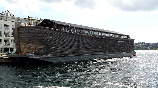 DSCI0555.JPG - Noahs Arche - es soll ein Nachbau sein - nun ja. Das ganze Konstrukt ist auf eine Schute montiert und wird, wie ich inzwischen weiss, von zwei Schleppern bugsiert. Es soll, f&Atilde;&frac14;r einen, wie ich finde voellig ueberteuerten Betrag, Kindern und Erwachsenen die Bibel naeher bringen. Nun ja.... Nun gastiert das Ding halt in Arendal.
