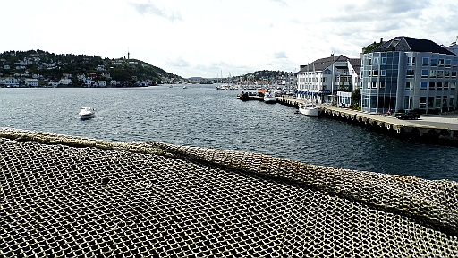 DSCI0562.JPG - Der Blick vom Vordeck des "Arche" &Atilde;&frac14;ber den Hafen von Arendal ist jedenfalls ganz huebsch.