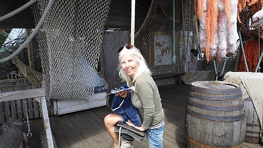 DSCI0564.JPG - So siehts dann aus, auf der Arche. Die Bordfee probiert eine Schaukel fuer die Kinder aus. Na ja, die richtige Groesse hat sie ja, hihi.....