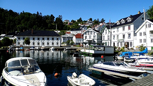 DSCI0569.JPG - Tvedestrand! Die zweite Buecherstadt Norwegens. Bei solchem Wetter hat sie einen Touch von Griechenland. Es ist geschuetzt und warm und die Sonne brennt vom Himmel. Hier sieht es ja recht leer aus, aber das ist ein Irrtum. Der Hafen ist proppevoll. Nur, hier kann keine grosse Yacht liegen. Es ist zu flach.