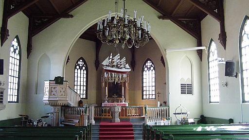 DSCI0574.JPG - So unscheinbar die Backsteinkirche von aussen aussieht, so huebsch ist sie im Inneren. Aber auch hier kein uebermaessiger Pomp. Auch dies ist eine Seefahrerkirche.