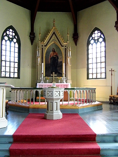 DSCI0575.JPG - Selbst am Altar gibt es nicht viel unnuetzen Prunk...