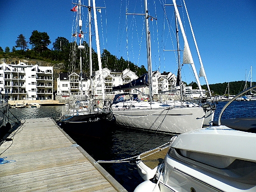 DSCI0580.JPG - Ja und da liegt Maimiti am Steg von Tvedestrand. In den Karten ist ein Steg eingezeichnet, tats&Atilde;&curren;chlich sind es drei. Und wie man sieht, reicht das auch nicht, sonst haetten wir nicht noch zwei Nachbarn auf der Aussenseite.