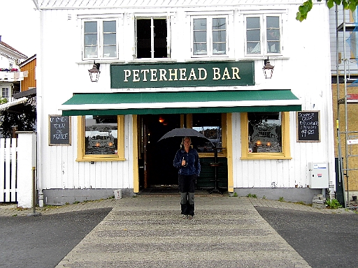 DSCI0594.JPG - Dann wird das Wetter mies. Deutschland bekommt das Tief Zeljko voll mit, wir bekommen massiv den Regen, den es vor sich herschiebt. Zum Glueck gibts hier was fuer schlechte Tage! Nein, wir sind nicht nach England ausgewichen, diese Bar ist in Risoer.