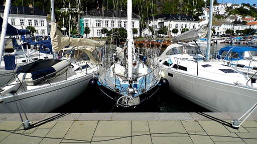 DSCI0600.JPG - Nach Tvedestrand geht es 19 sm nach Risoer. Wir schauen uns auf einem Zwischenstop kurz Lyngoer Marina an, das gefaellt uns aber nicht. Die huebsche Ankerbucht gegenueber ist voll und so gehen wir in den Hafen von Risoer - ganz innen. Eigentlich lagen wir auch sehr gut, bis dann die Kameraden steuerbords von uns kamen...