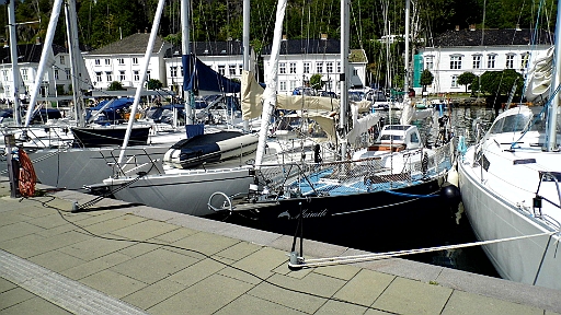 DSCI0602.JPG - Die Yacht mit dem Dinghi an Deck passte ja noch einigermassen, aber der Kumpel dahinter, seines Zeichens aus dem Norwegisch K&ouml;niglichen Yachtklub, wollte nun unbedingt auch noch in die Luecke. Das Schiff ist viel zu gross und vor allem zu breit. Alles wurde ruecksichtslos zusammengequetscht, damit Madame an Bord ihren Willen bekam.