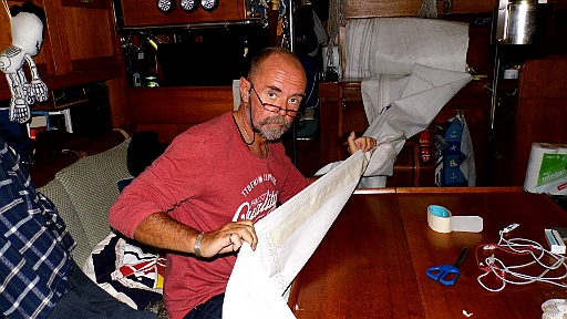DSCI0604.JPG - An Bord macht sich der Skipper dann an die Arbeit. Wir haben einen gut 50 cm langen Riss in der Rollgenua. Weit oben, an einer Stelle, wo wir uns wahrlich nicht vorstellen koennen, wie der da hingekommen ist. Einen Segelmacher gibts -man kanns kaum glauben - in Risoer nicht. 
