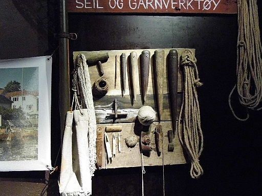 DSCI0634.JPG - Und auch die Reparaturwerkzeuge fuer Tau und Segel (die ich dann auch bald brauche...)