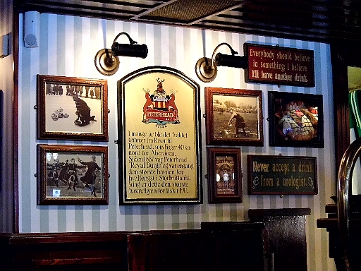 DSCI0636.JPG - Am besten gefaellt mir der Spruch unten rechts: "Nimm niemals einen Drink von einem Urologen an". Korrespondiert zu der Weisheit, die man angeblich als erstes den Inuit Kindern beibringt: "Iss niemals gelben Schnee"....