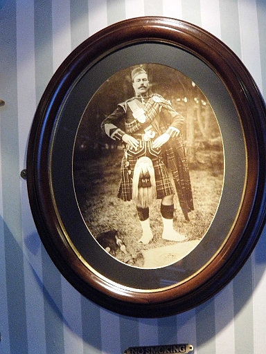 DSCI0641.JPG - Auch dieser Kumpel in Kilt und vollem Ornat ziert den Raum