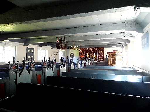 DSCI1617.JPG - Hier mal ein Eindruck von der Kirche. Flach "duckt" sie sich unter die Gewalt der Winde, die sie im Winter umtoben und so ist es nicht verwunderlich, dass auch die Decke der Kirche nicht sehr hoch ist. Trotzdem strahlt sie eine grosse Ruhe aus...