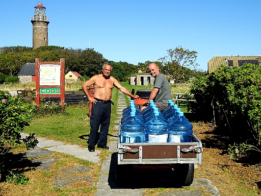 DSCI1624.JPG - Endlich haben wir die erste Ladung auf dem Haenger. Aber es sollen ja 800 Liter (!) werden.