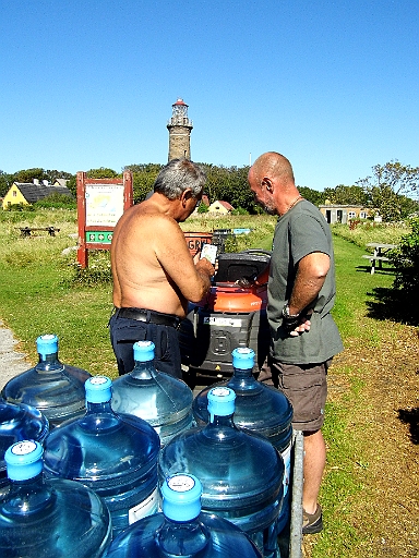 DSCI1628.JPG - Und dann die Ueberraschung! Der Hafenmeister fragt nach meinem Job und ploetzlich haelt er mir seinen Dienstausweis vor die Nase: OK, gleiche Firma, nur verschiedene Laender. Ab da ist alles, als wuerden wir hier zu Hause sein ;-)   (abgesehen davon, dass wir uns schon ohnehin so fuehlen, aber das liegt sicherlich auch am Wetter)