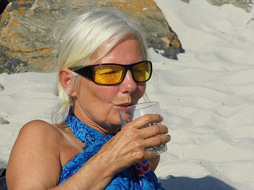 DSCI1678.JPG - Die Bolzerei hat sich gelohnt; Die Bordfee genie&Atilde;�t am Strand den Drink in der Sonne. So hatten wir uns unsere Abschlusszeit auf Anholt vorgestellt!