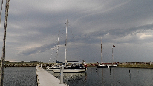 DSCI1721.JPG - Leider bleibts halt nicht immer so. Schauer und Gewitter ziehen auf. Hier eine interessante Wolkenformation kurz vor einem Gewitter. Man hoerts schon Donnern und es gibt immer noch Deppen, die genau jetzt auslaufen