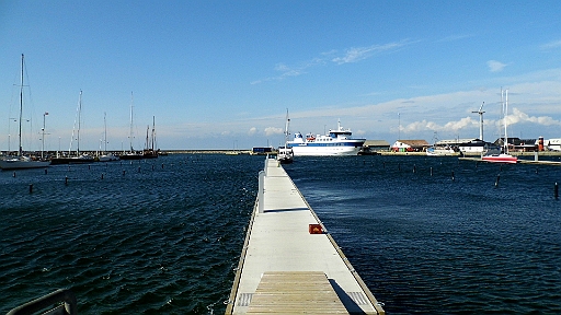 DSCI1739.JPG - Auf nach Anholt. Es ist eine zielmliche Bolzerei, obwohl eigentlich nicht viel Wind angesagt ist, aber wir haben Strom gegenan. Als  wir ankommen ist die Insel voll; und nun, nach der "end-of saision-party"  ist alles leer. Dafuer heult ploetzlich der Wind aus S, und das Wetter wird "gaga"...