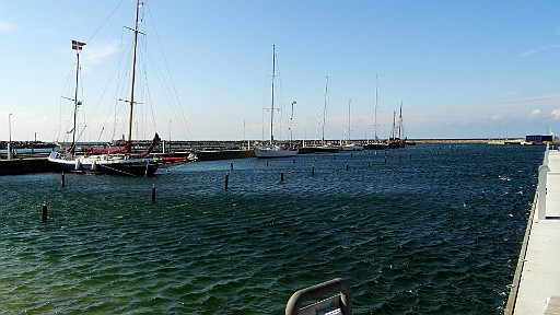 DSCI1742.JPG - Ja, so kann Anholt ausserhalb der Saison aussehen!. Ein bisschen windig und ganz schoen leer ....