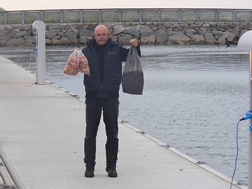 DSCI1875.JPG - Und was haben wir heute? Was ganz Neues: einen 2 KG Steinbutt und 2 Kg Kaisergranat. Der Einkaeufer ist sehr zufrieden.