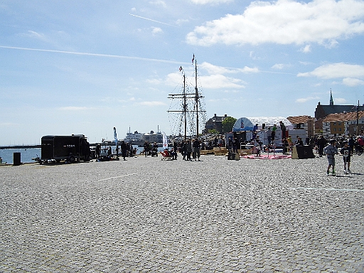 DSCI0422.JPG - Und schliesslich erreichen wir nach Roedvig dann auch Helsingoer. Eigentlich sollte es ja nur nach Dragoer gehen, aberdie Stroemungsbedingungen waren so guenstig, da konnte man nicht "Nein" sagen. Und wie immer in Helsingoer: Party, Feste ueberall.