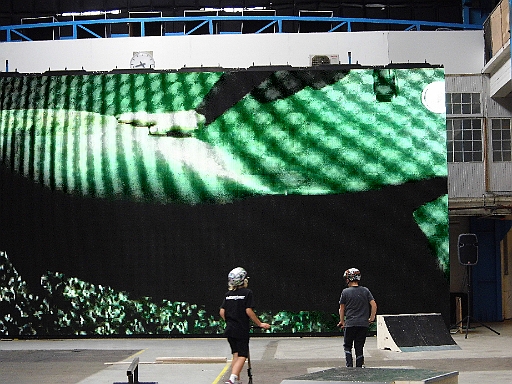 DSCI0436.JPG - Diese riesen Bildwand haben wir in einer Lagerhalle gefunden, in der ein Kinderevent stattfand. Hier konnten die Kids alles probieren: Tauchen, Skaten, Rollern, einfach alles, was das abenteuerlustige Kinderherz begehrt.