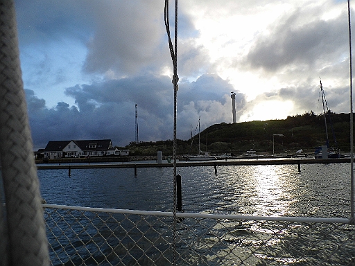 DSCI0462.JPG - Aber das Wetter ist in diesem Jahr sehr eigen. Schon zieht es sich wieder zusammen, und es beginnt im Rigg zu heulen. 6 bis 7 Bft. gehen aus W bis NW ueber uns drueber und eine Aenderung ist nicht in Sicht. Nun sind wir "Gefangene der Insel".