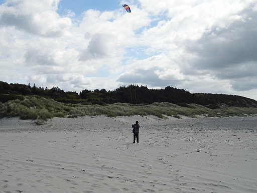 DSCI0469.JPG - Die Bordfee nutzt jedenfalls die Zeit und laesst den Lenkdrachen steigen. Sie hat absolut nichts verlernt. Nur zweimal muss ich beim Neustart helfen...