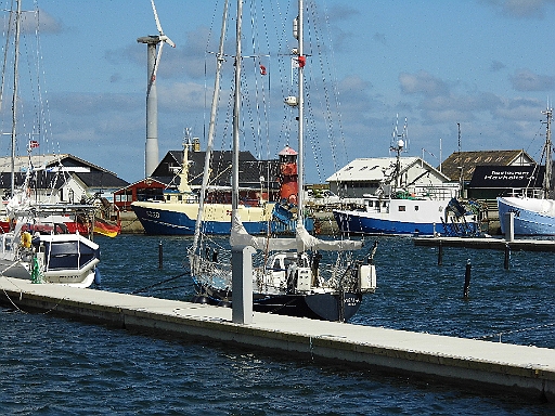 DSCI0472.JPG - Auf jeden Fall hat sich einiges veraendert, genau wie in Helsingoer: Die Stege, bisher Holz, sind neuen Betonschwimmstegen gewichen. Alles neu und modern. Nun, es tut insgesamt der Insel keinen Abbruch am Flair, aber irgendwie war es doch immer einangenehmes Gef&Atilde;&frac14;hl, wenn man barfuss von Deck aufs Holz sprang. Nun ist es Beton... wie &Atilde;&frac14;berall... Irgendwie geht &Atilde;&frac14;berall die Individualitaet floeten. Alles muss gleich sein, normgerecht.... 