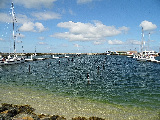 DSCI0473.JPG - Und da sind wir. Pfingtsmontag und alles leer. Der Besitzer des Kaufladens erz&Atilde;&curren;hlt, dass das Wetter und der fruehe Pfingsttermin das Geschaeft maechtig gedrueckt haben. In 2015 waren nur rund 30 Schiffe am Pfingstsonntag im Hafen. Im Vorjahr fast 100 (!)
