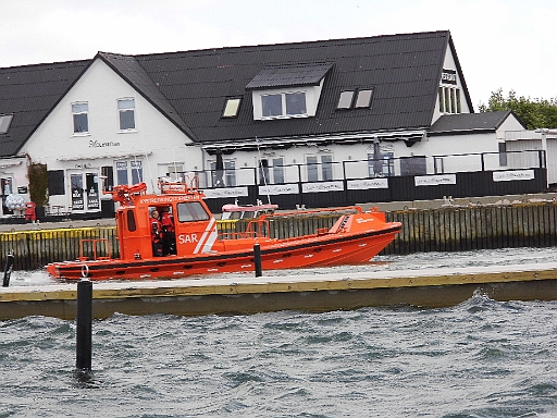 DSCI0479.JPG - Eine kleine Abwechslung bringt eine Rettungsuebung der oertlichen Seenotretter.