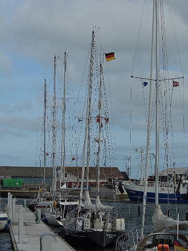 DSCI0493.JPG - Die Schlange der "Insel-Gefangenen". Die Flaggen lassen in diesen Tagen alle ordentlich "Substanz"