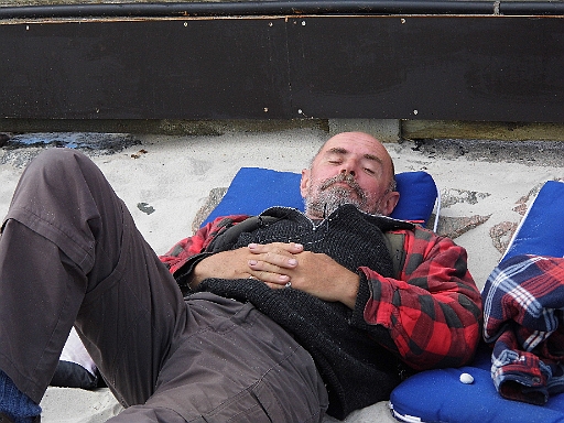 DSCI0498.JPG - Zum Glueck darf man sich noch in die Sonne und in den Sand legen, wie es einem beliebt. Hoffentlich wird nicht eines Tages der Strand auch noch zubetonniert...