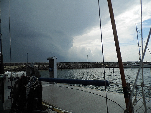 DSCI0507.JPG - Und schon wieder ein Walze! So bedrohlich, wie sie aussieht, ist sie auch. Sie hat ne Menge Wind und prasselnden Regen im Gepaeck