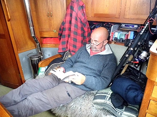 DSCI0515.JPG - Aber bei solchem Wetter ist es doch immernoch am schoensten am Ofen, bei einem guten Roman. Die Angeln lauern auf ihren Eindsatz. Aber das muss noch warten