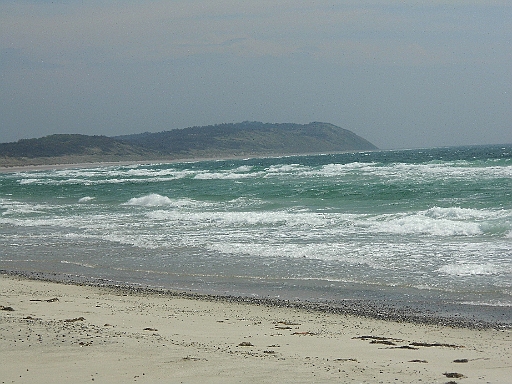 DSCI0546.JPG - Tja, bei solchem Wetter ist der Strand absolut leer. Wenn ich da so an das letzte Jahr denke...60 Schiffe auf Reede, weil der Hafen voll war, der Strand voller Menschen und Dinghis...