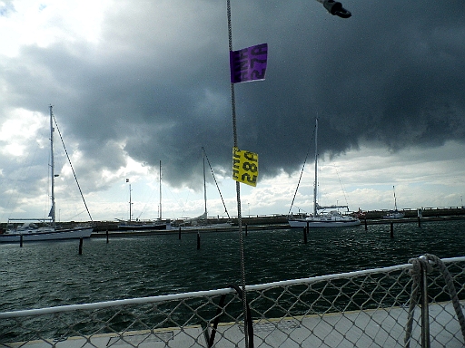 DSCI0547.JPG - Oh Schit, und schon wieder so eine windgeladene Wolke. Unschwer zu erkennen, dass da ne Boe kommt. Man braucht nur den chaotisch zerfransten unteren Rand anzusehen, um zu wissen, was da drinsteckt.