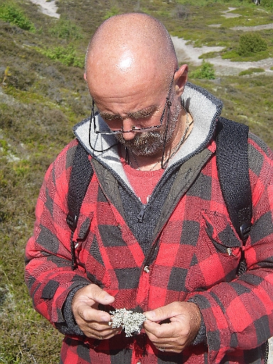 DSCI0578.JPG - Der Skipper begutachtet das Moos. Genau solches hatte ich als kleiner Junge auf meiner Spielzeugeisenbahn als Baum-und Strauchersatz fuer die Landschaftsgestaltung. Hier waechst es ueberall. 