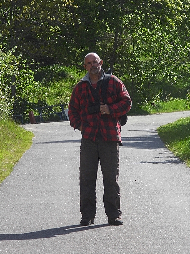 DSCI0590.JPG - Auf jeden Fall nutzen wir die wenigen Augenblicke "sicheren" Wetters, was bedeutet, dass es zwar weht, aber wenigstens die Sonne scheint, und gehen spazieren. Warm eingepackt natuerlich.