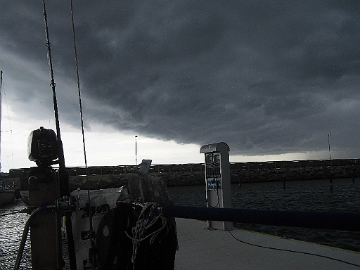 DSCI0595.JPG - Es faucht, und heult, Starkregen und Hageleinlagen gibts dazu. In der Spitze messen wir kurzzeitig 9 Bft. Aber es geht immer recht schnell vorbei. Selbst ein Gewitter verirrt sich zu uns. Kein Wetter, um sich auf See zu tummeln. Das ueberlassen wir anderen, die es auch gibt. Wir haben schliesslich Zeit. 