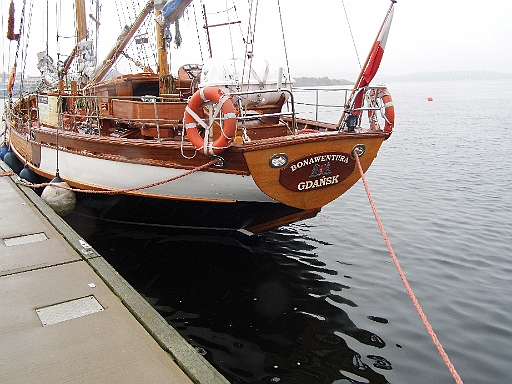 DSCI0012.JPG - Schliesslich sind wir wieder in Kristiansand. Teils zum Einkaufen, teils, weil wir wohl einen Arzt konsultieren muessen. Das Wetter ist nicht besonders. Beim Hafenrundgang entdecke ich diesen Traum in Holz: Die polnische Bonawentura. Wer mehr darueber wissen will, schaue hier nach: http://www.bonawentura.pl/